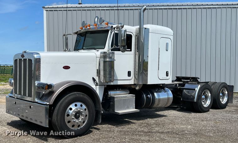 image for item HL9161 2015 Peterbilt 389  semi truck