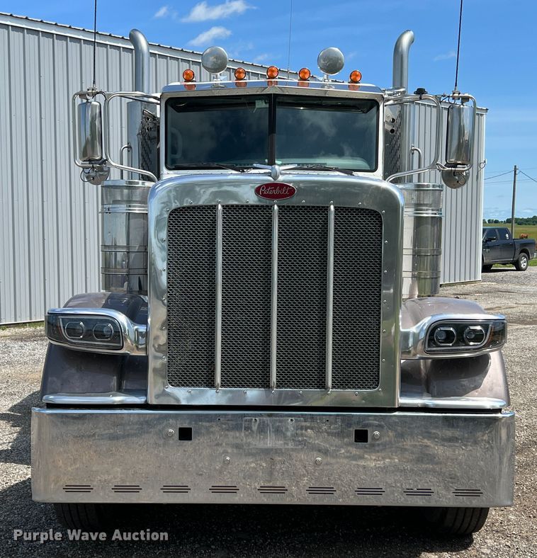 image for item HL9161 2015 Peterbilt 389  semi truck