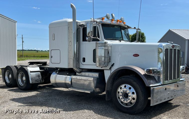 image for item HL9161 2015 Peterbilt 389  semi truck