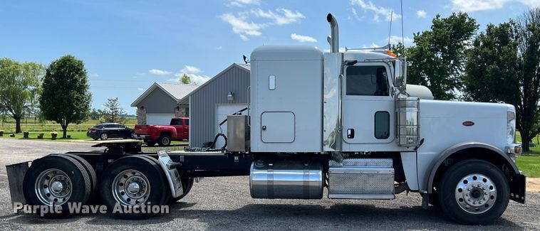 image for item HL9161 2015 Peterbilt 389  semi truck