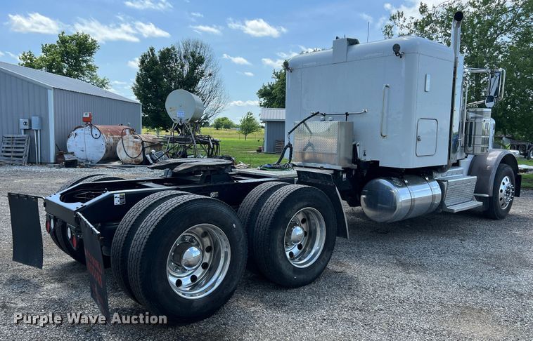 image for item HL9161 2015 Peterbilt 389  semi truck