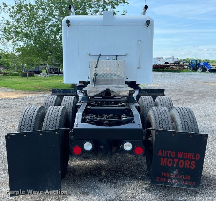 image for item HL9161 2015 Peterbilt 389  semi truck