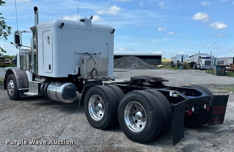 image for item HL9161 2015 Peterbilt 389  semi truck