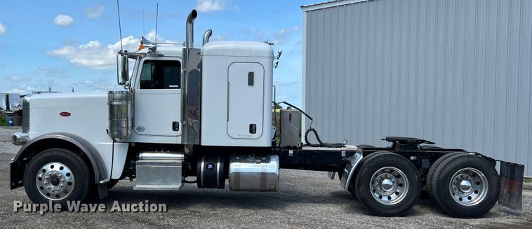 image for item HL9161 2015 Peterbilt 389  semi truck