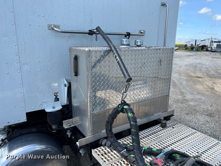 image for item HL9161 2015 Peterbilt 389  semi truck