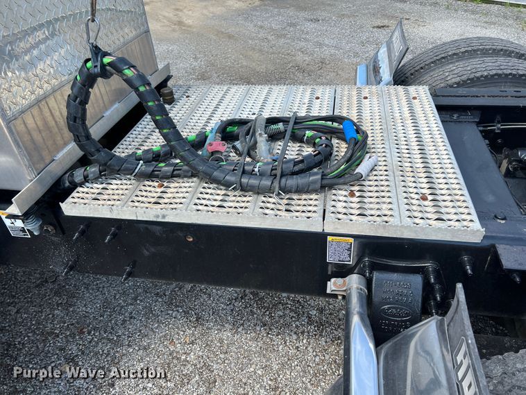 image for item HL9161 2015 Peterbilt 389  semi truck