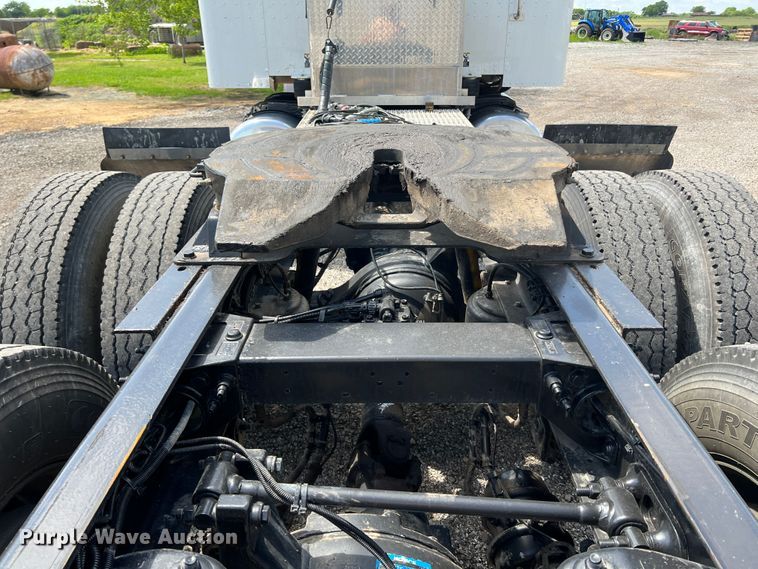 image for item HL9161 2015 Peterbilt 389  semi truck