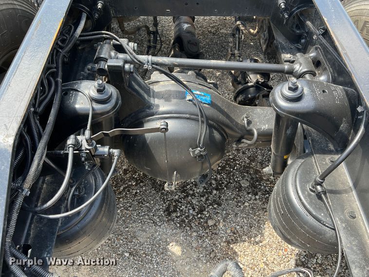 image for item HL9161 2015 Peterbilt 389  semi truck