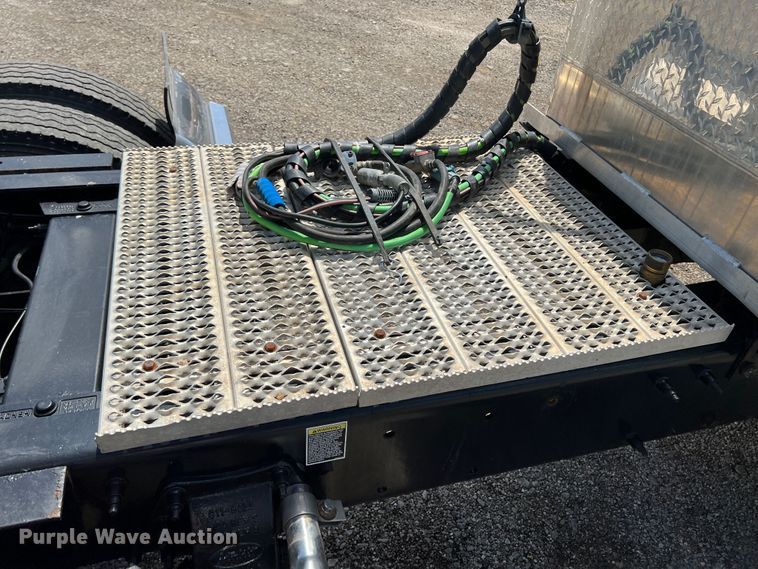 image for item HL9161 2015 Peterbilt 389  semi truck