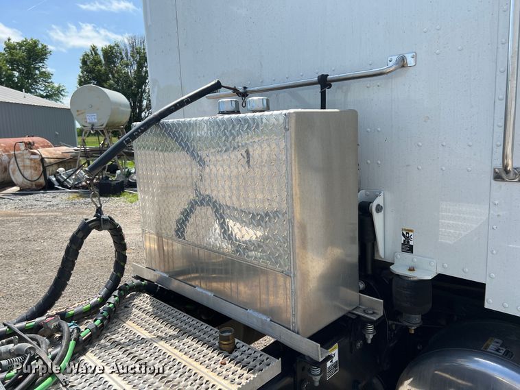 image for item HL9161 2015 Peterbilt 389  semi truck