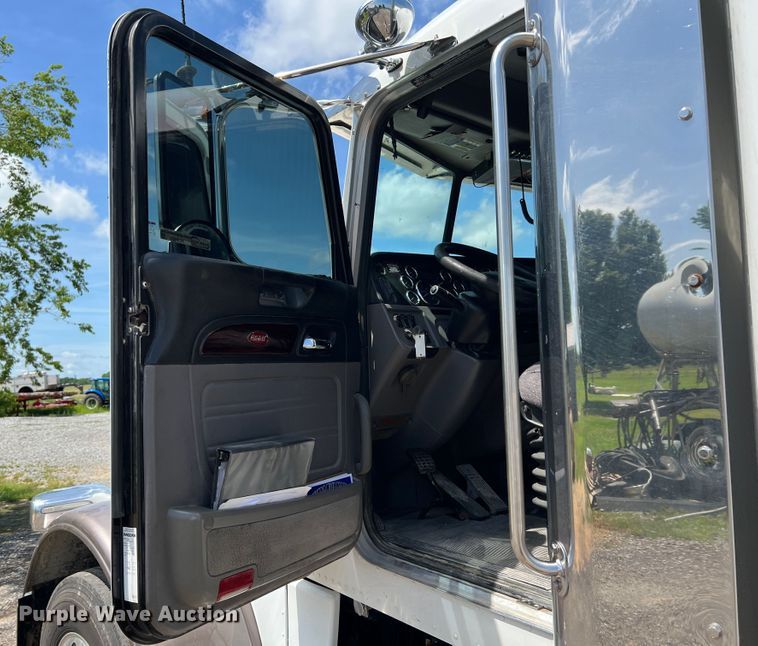 image for item HL9161 2015 Peterbilt 389  semi truck