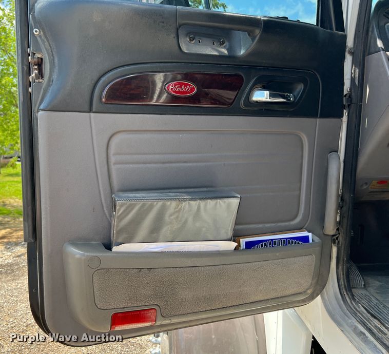 image for item HL9161 2015 Peterbilt 389  semi truck