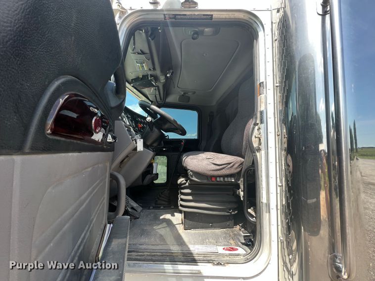 image for item HL9161 2015 Peterbilt 389  semi truck