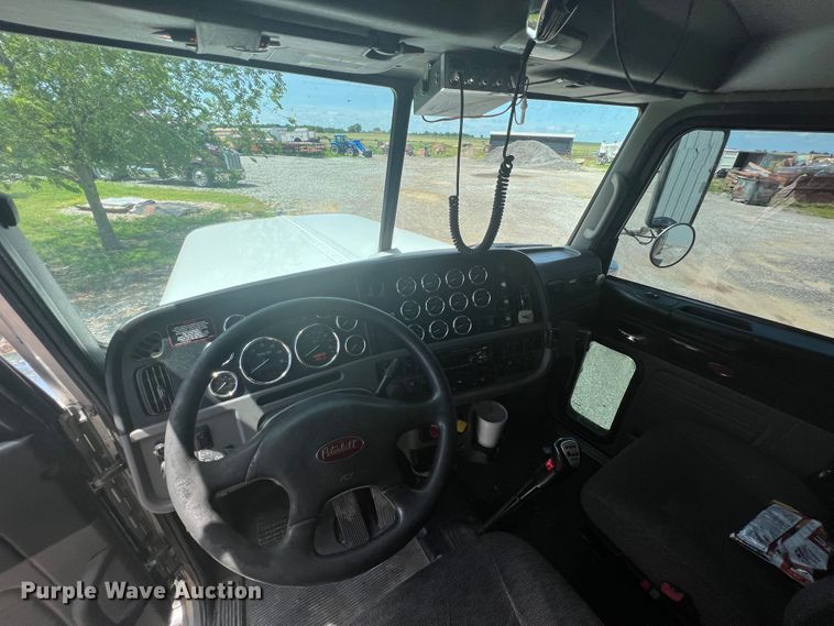 image for item HL9161 2015 Peterbilt 389  semi truck