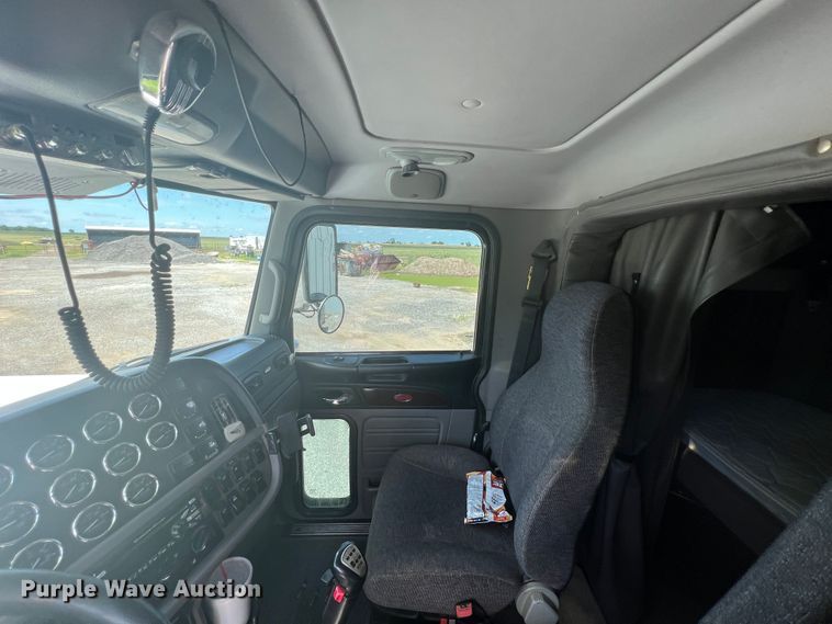 image for item HL9161 2015 Peterbilt 389  semi truck