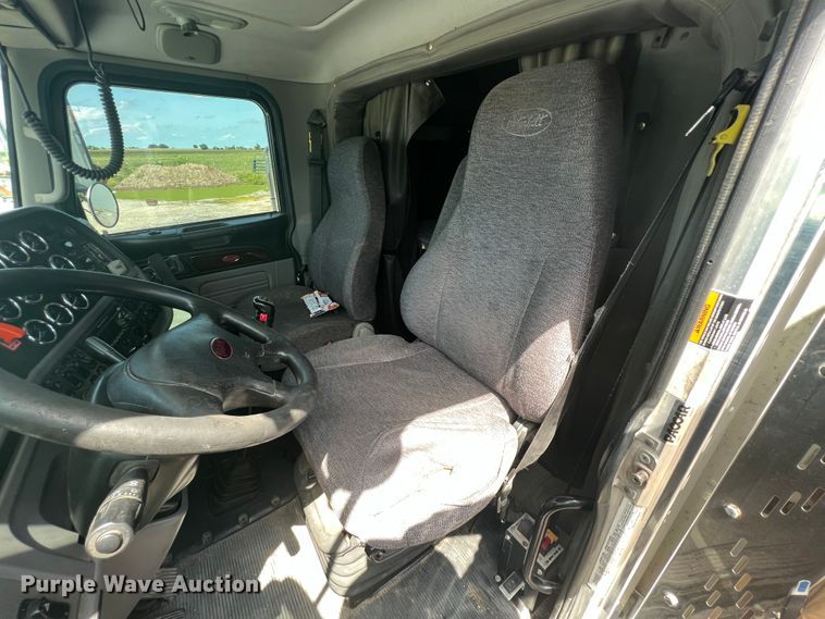 image for item HL9161 2015 Peterbilt 389  semi truck