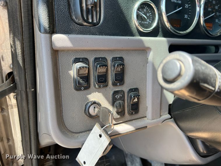 image for item HL9161 2015 Peterbilt 389  semi truck