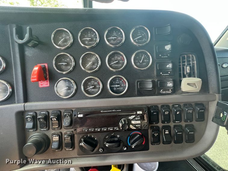 image for item HL9161 2015 Peterbilt 389  semi truck