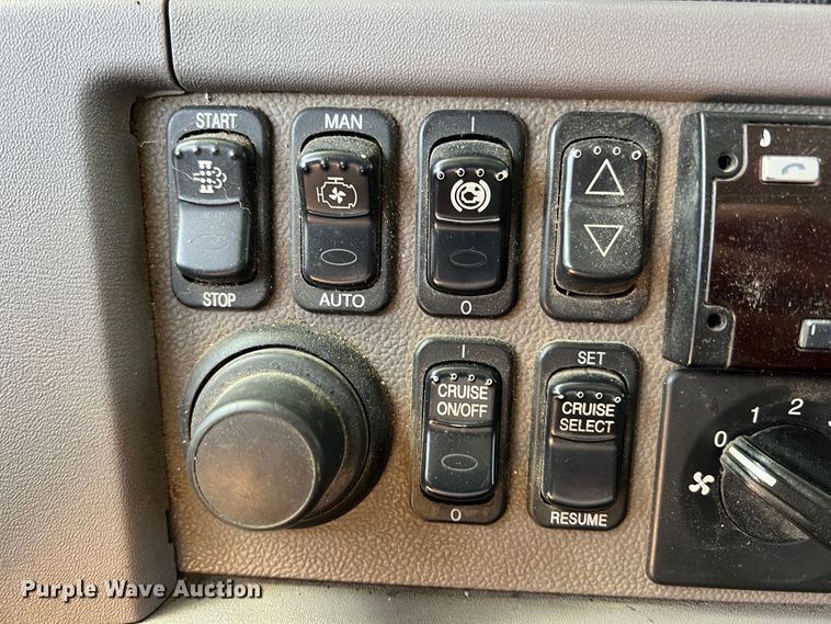 image for item HL9161 2015 Peterbilt 389  semi truck