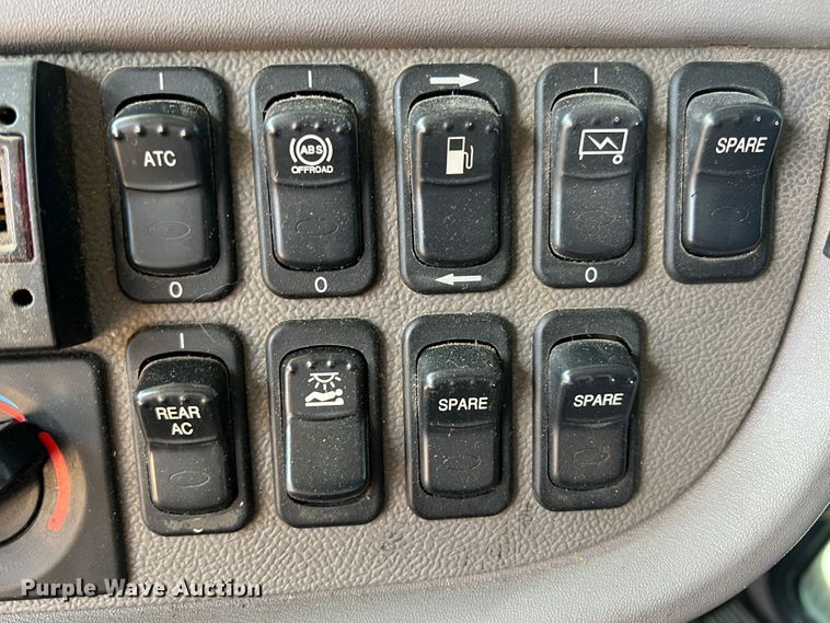 image for item HL9161 2015 Peterbilt 389  semi truck