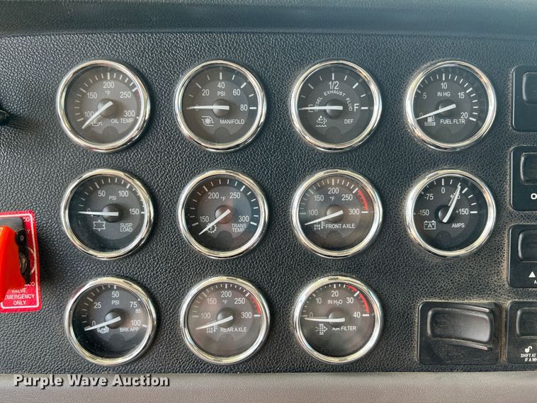 image for item HL9161 2015 Peterbilt 389  semi truck