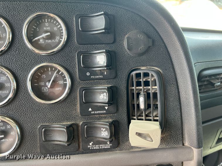 image for item HL9161 2015 Peterbilt 389  semi truck