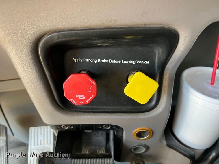 image for item HL9161 2015 Peterbilt 389  semi truck