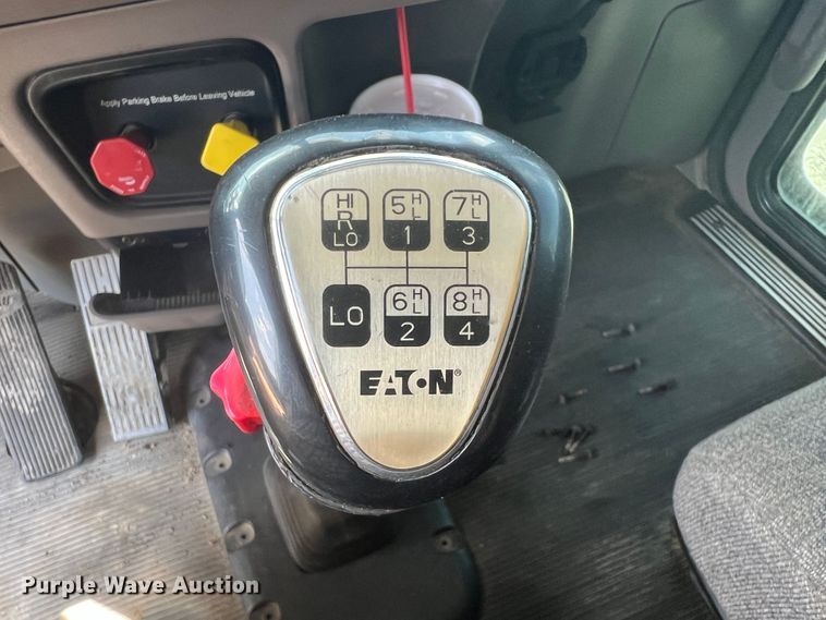 image for item HL9161 2015 Peterbilt 389  semi truck