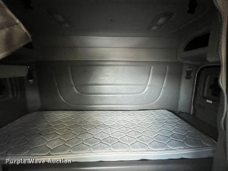 image for item HL9161 2015 Peterbilt 389  semi truck