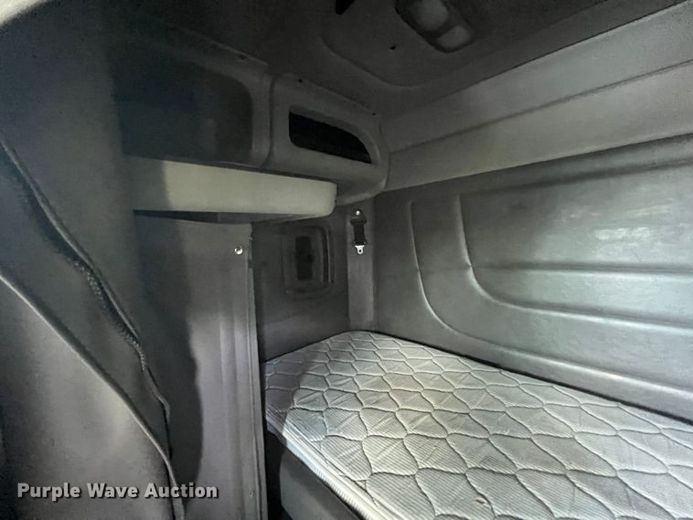 image for item HL9161 2015 Peterbilt 389  semi truck