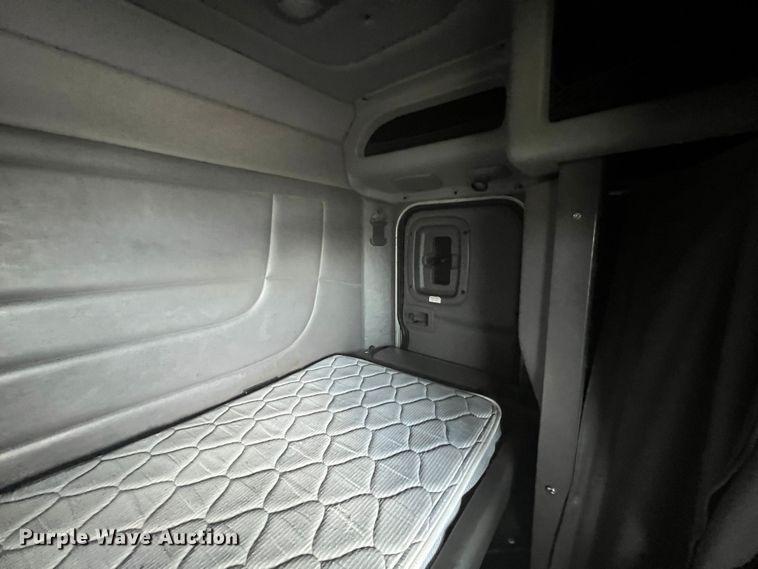 image for item HL9161 2015 Peterbilt 389  semi truck