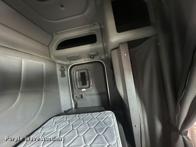 image for item HL9161 2015 Peterbilt 389  semi truck