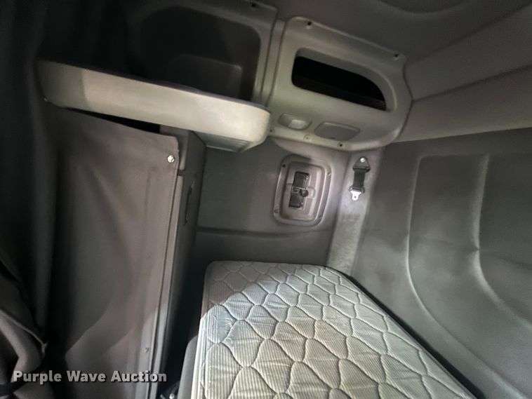 image for item HL9161 2015 Peterbilt 389  semi truck