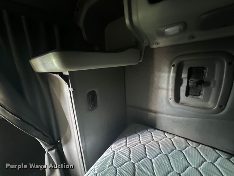 image for item HL9161 2015 Peterbilt 389  semi truck