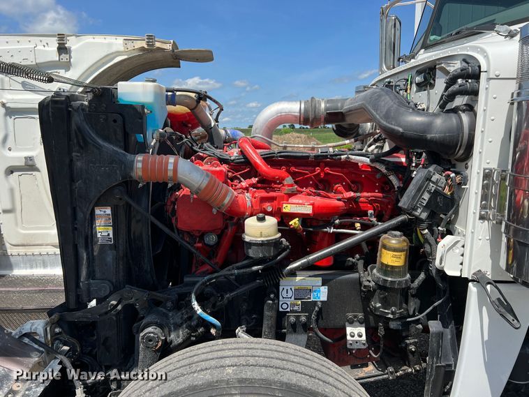 image for item HL9161 2015 Peterbilt 389  semi truck