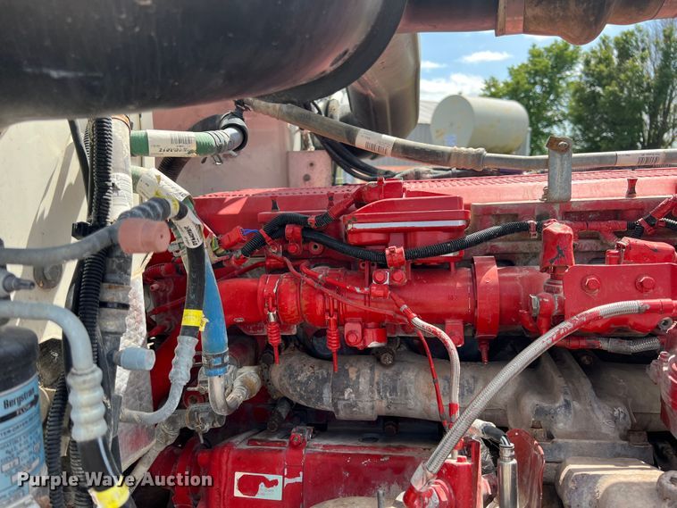 image for item HL9161 2015 Peterbilt 389  semi truck