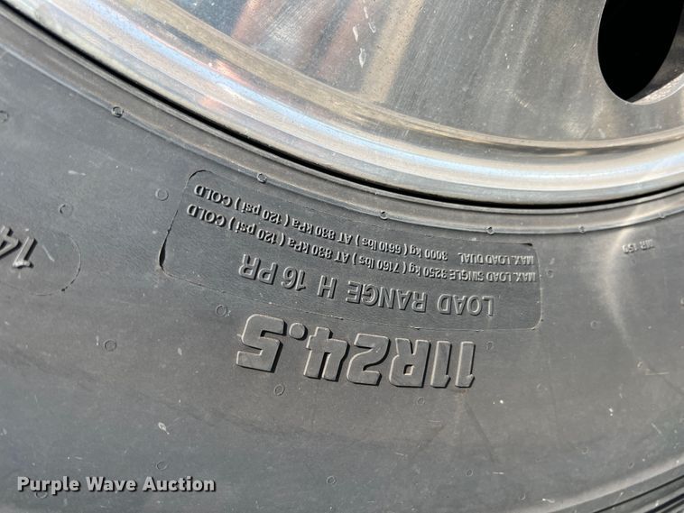 image for item HL9161 2015 Peterbilt 389  semi truck