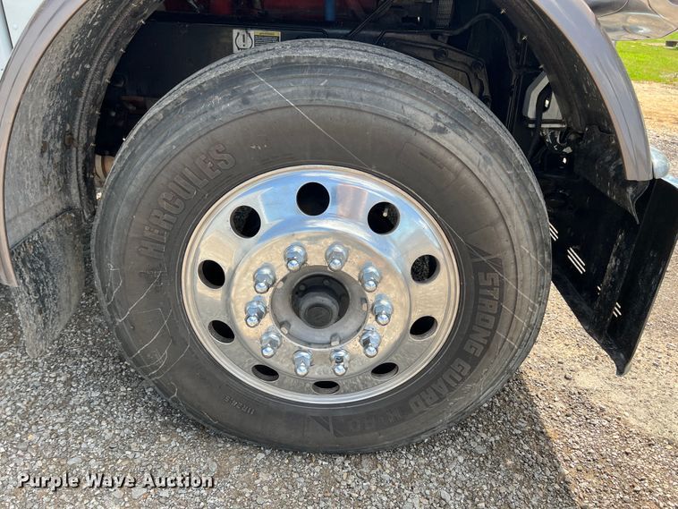 image for item HL9161 2015 Peterbilt 389  semi truck