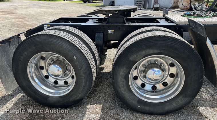 image for item HL9161 2015 Peterbilt 389  semi truck