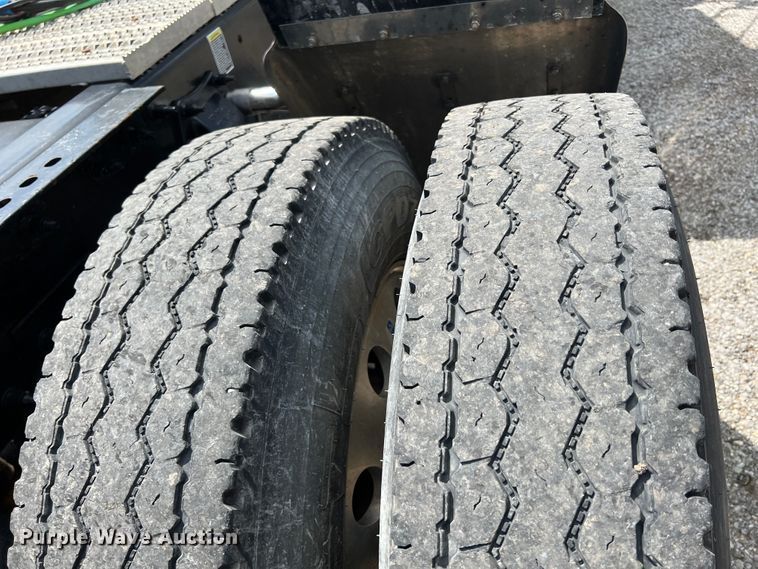 image for item HL9161 2015 Peterbilt 389  semi truck