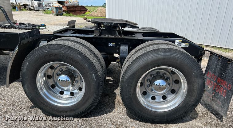 image for item HL9161 2015 Peterbilt 389  semi truck