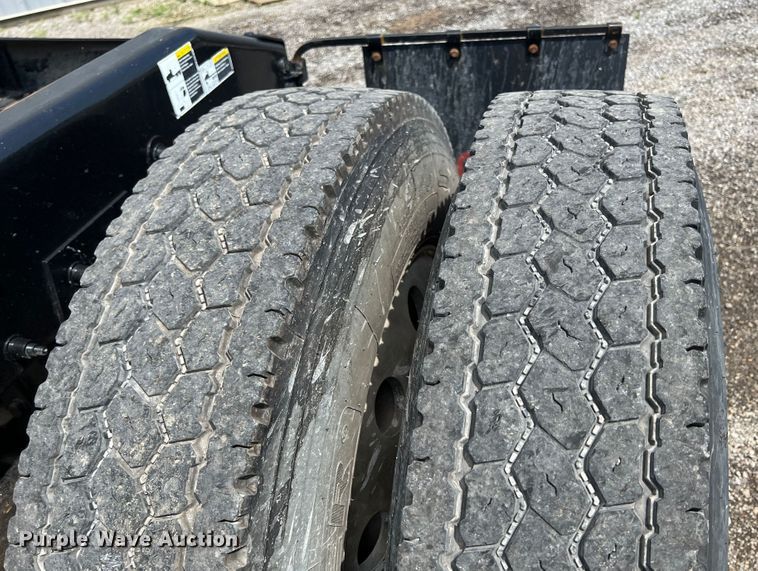 image for item HL9161 2015 Peterbilt 389  semi truck