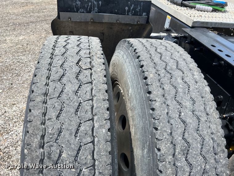 image for item HL9161 2015 Peterbilt 389  semi truck