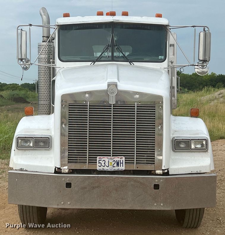 image for item HL9199 1996 Kenworth T800  semi truck
