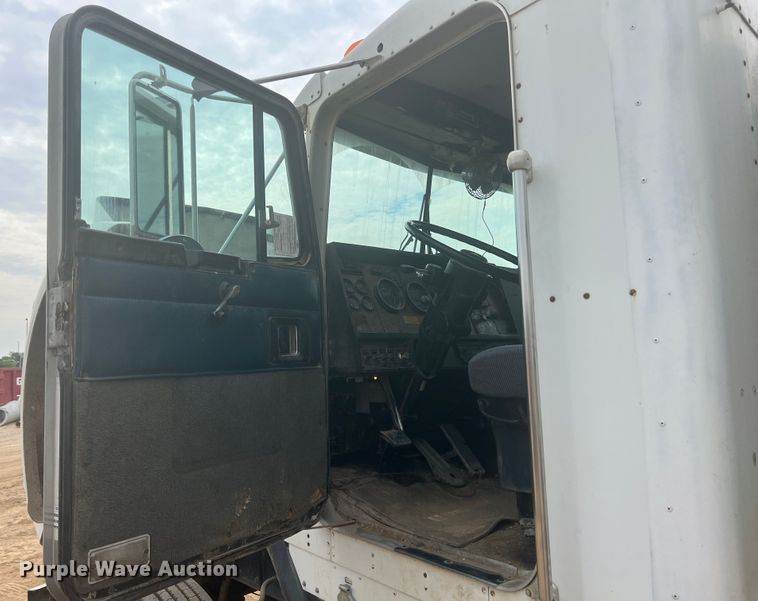 image for item HL9199 1996 Kenworth T800  semi truck