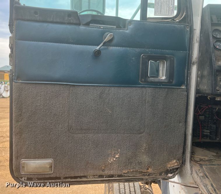 image for item HL9199 1996 Kenworth T800  semi truck