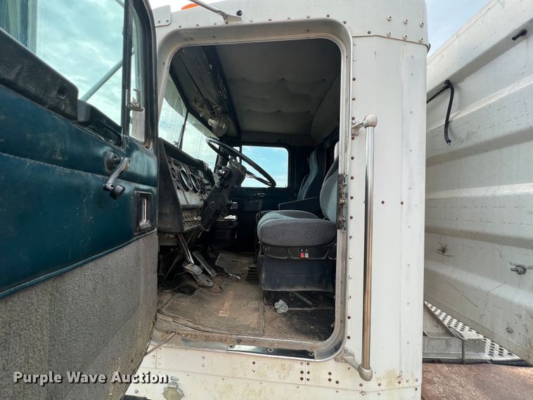 image for item HL9199 1996 Kenworth T800  semi truck