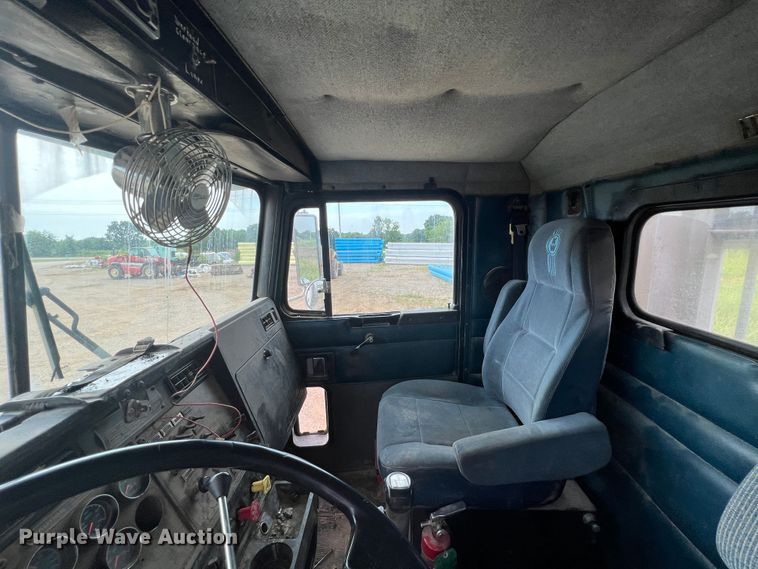 image for item HL9199 1996 Kenworth T800  semi truck