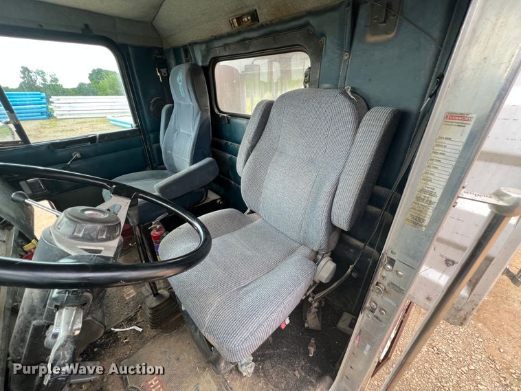 image for item HL9199 1996 Kenworth T800  semi truck