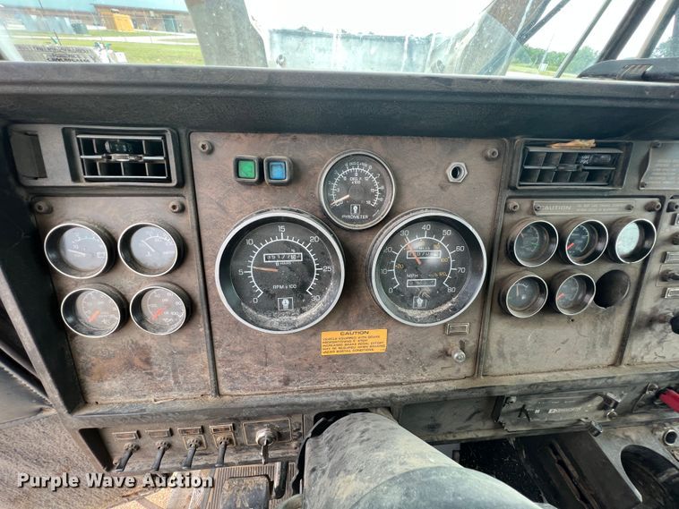 image for item HL9199 1996 Kenworth T800  semi truck